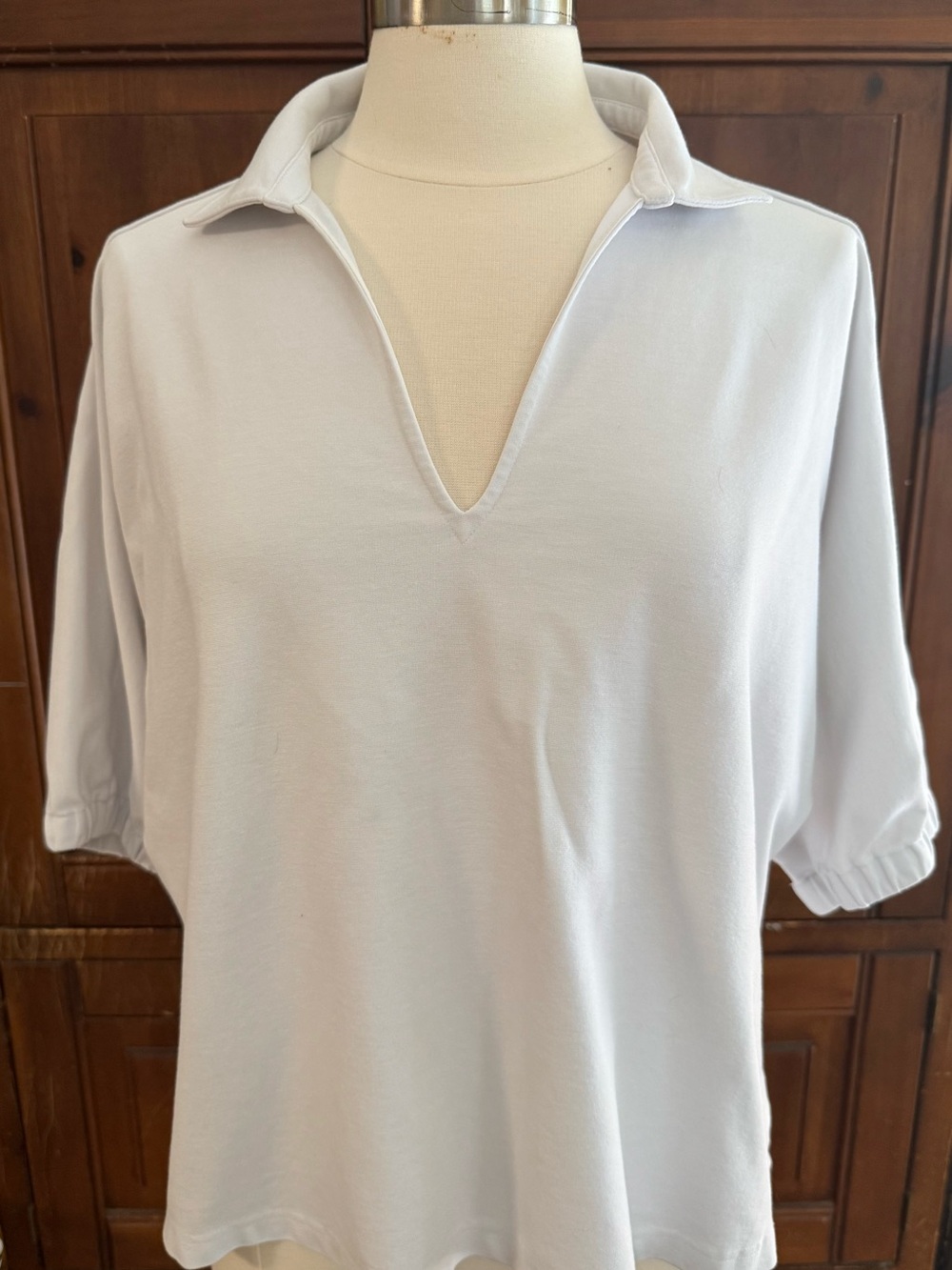 Marie Kim Women’s White Collared V-Neck Short Sleeve Top – Size Medium
